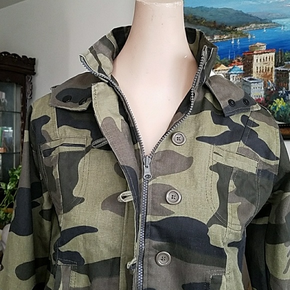 NWOT WOMEN'S HOODED CAMO PRINT JACKET - Picture 2 of 8
